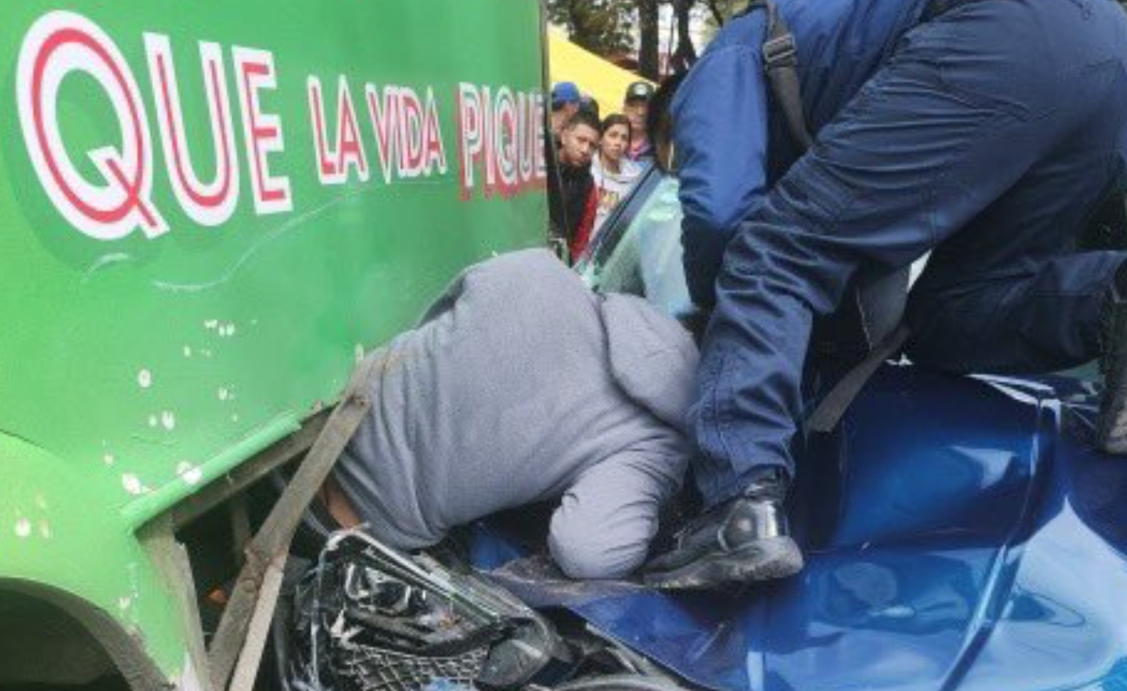 Mujer le aventó el auto a asaltante y lo prensó en CDMX 